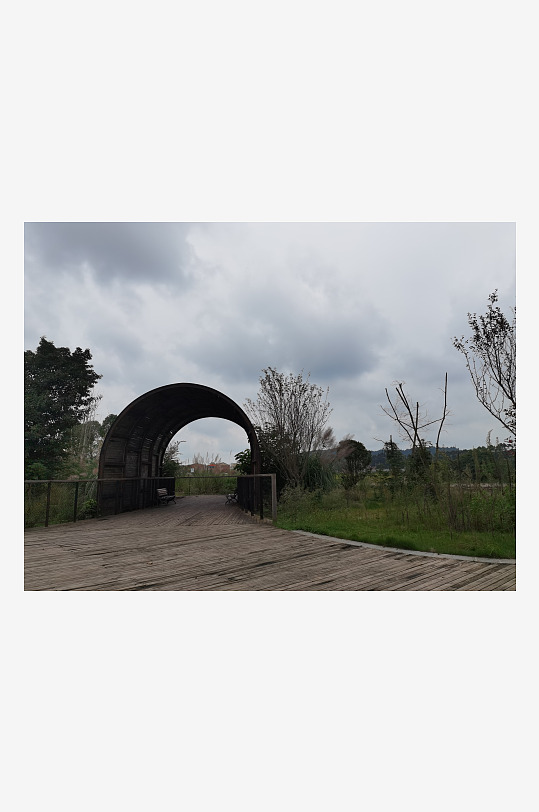 灰暗天空下的休闲公园-众图网