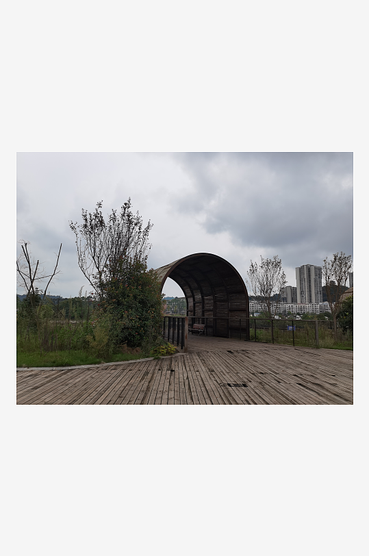 灰暗天空下的休闲公园-众图网