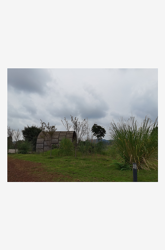 灰暗天空下的休闲公园-众图网