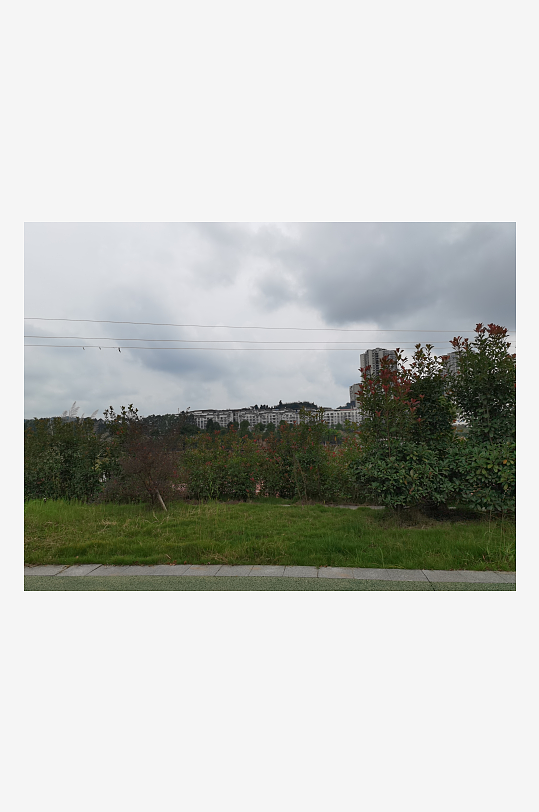 灰暗天空下的休闲公园-众图网