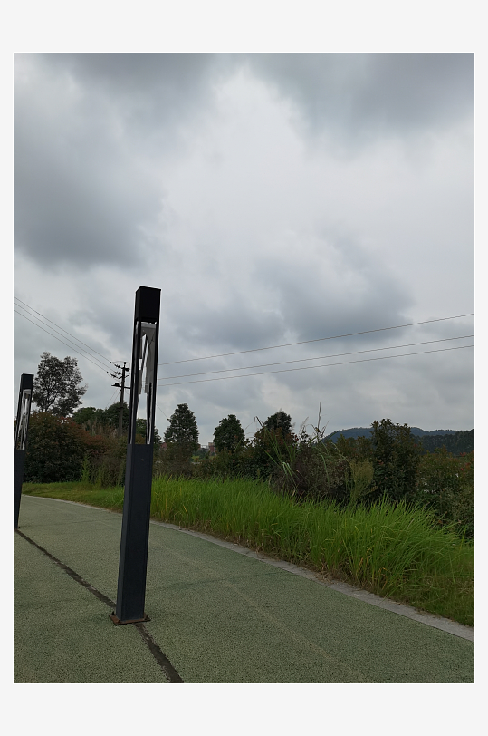 灰暗天空下的休闲公园-众图网