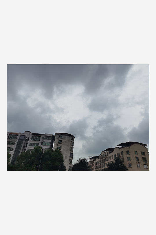 灰色天空下的城市建筑一角-众图网