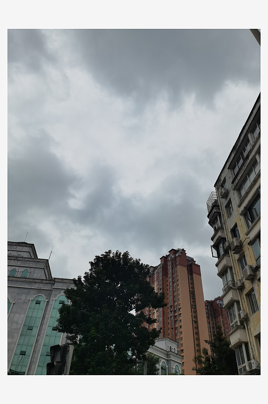 灰色天空下的城市建筑一角-众图网