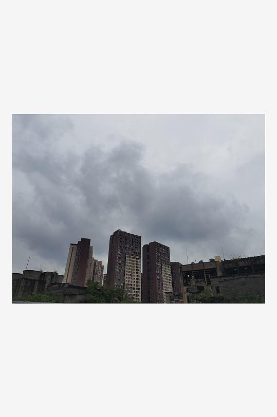 灰色天空下的城市建筑一角-众图网