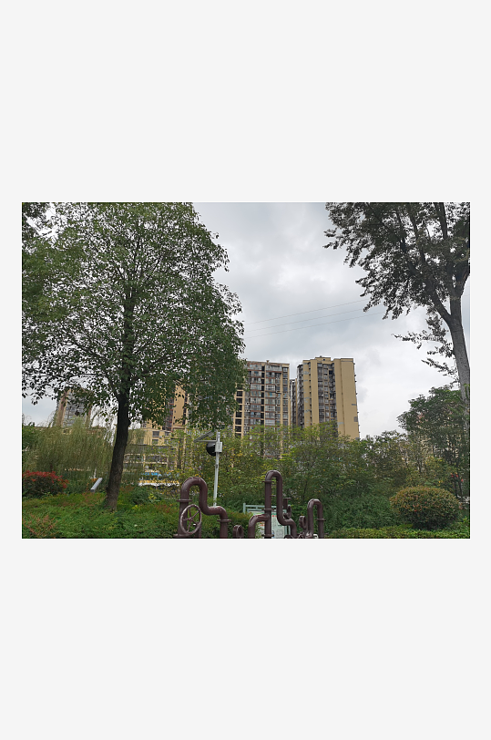 灰色天空下的城市建筑一角-众图网