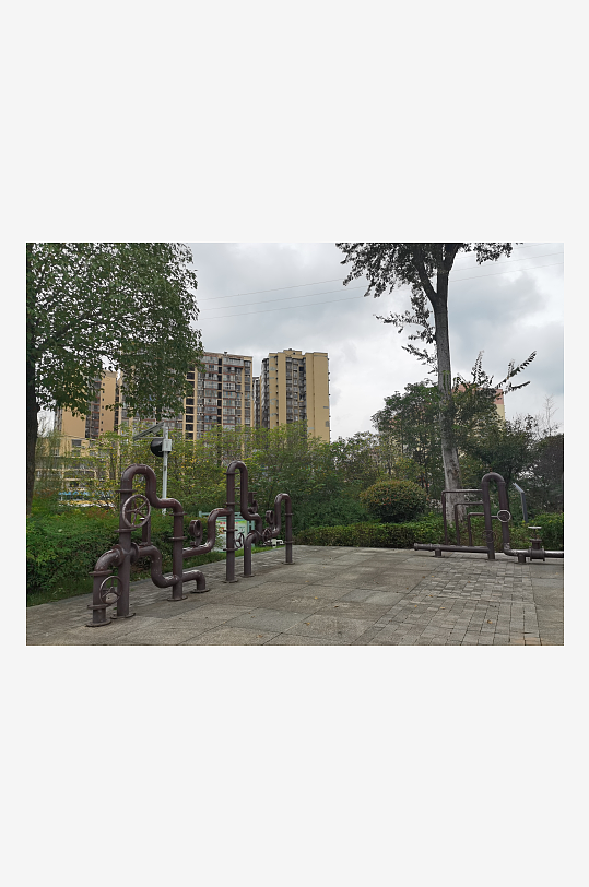 灰色天空下的户外休闲场所-众图网