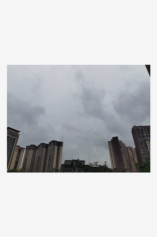 灰色天空下的城市建筑一角-众图网