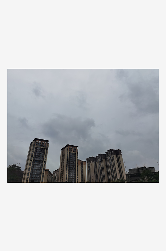 灰色天空下的城市建筑一角-众图网