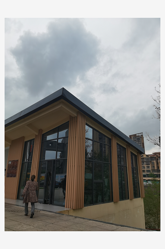 灰色天空下的城市建筑一角-众图网