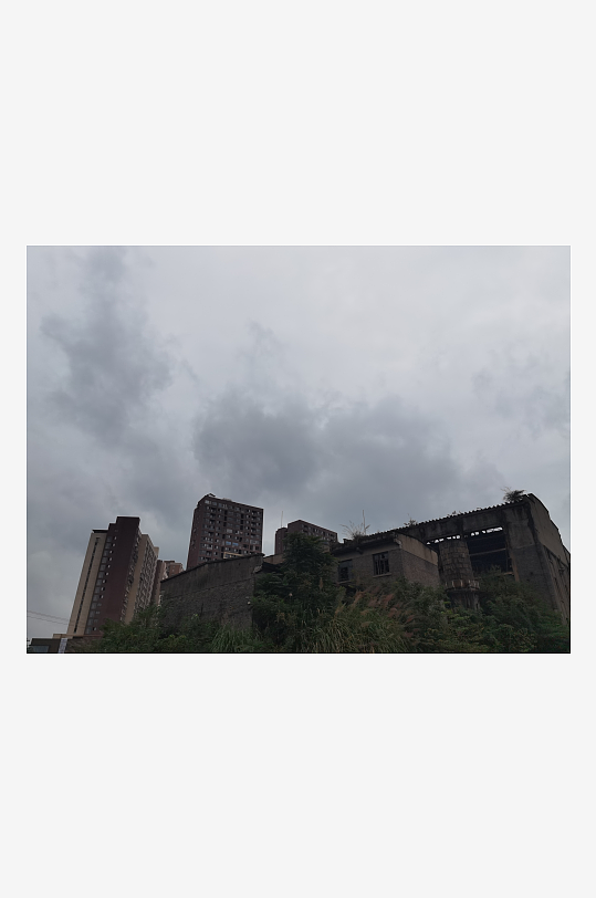 灰色天空下的城市建筑一角-众图网