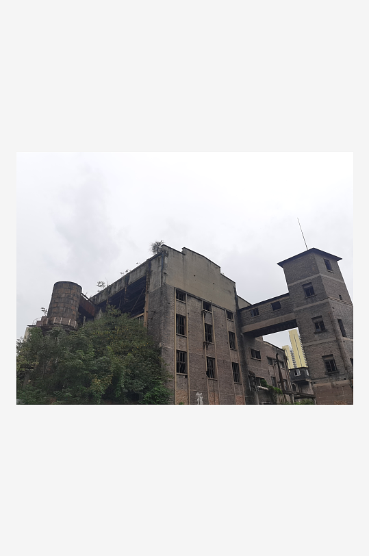 灰色天空下的城市建筑一角-众图网