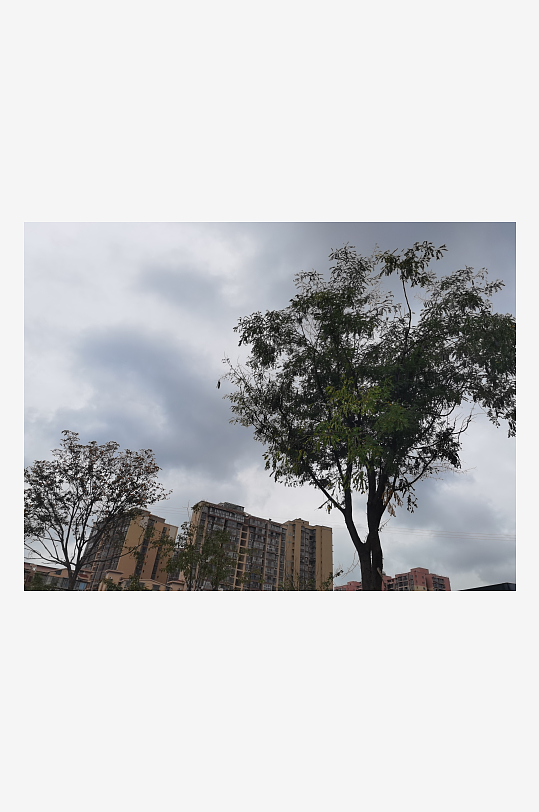 灰色天空下的城市建筑一角-众图网