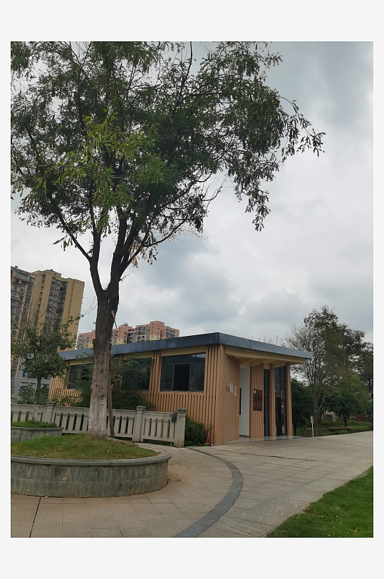 灰色天空下的城市建筑一角-众图网