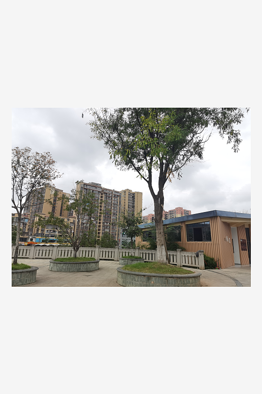 灰色天空下的城市建筑一角-众图网