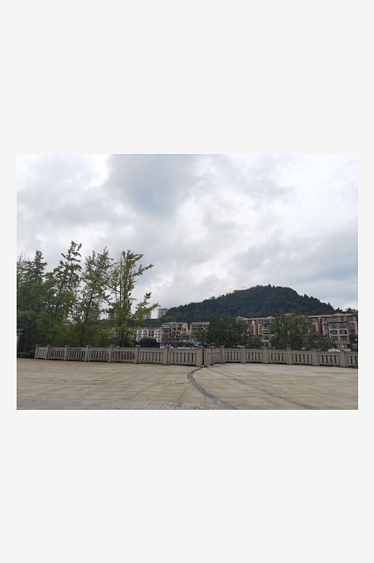 灰色天空下的户外休闲场所-众图网