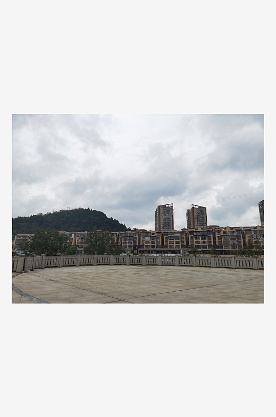 灰色天空下的户外休闲场所-众图网