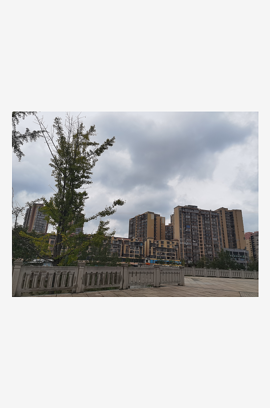 灰色天空下的城市建筑一角-众图网