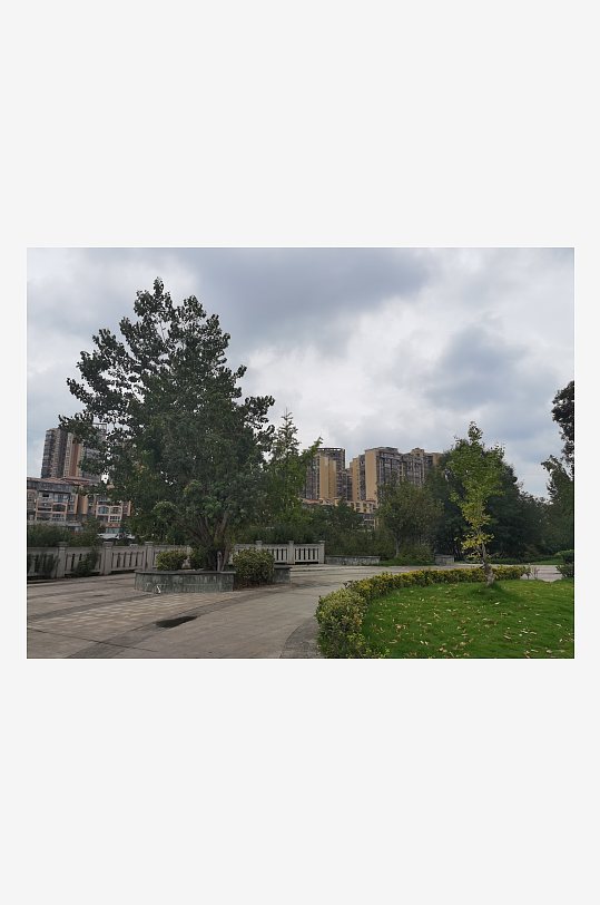 灰色天空下的户外休闲场所-众图网