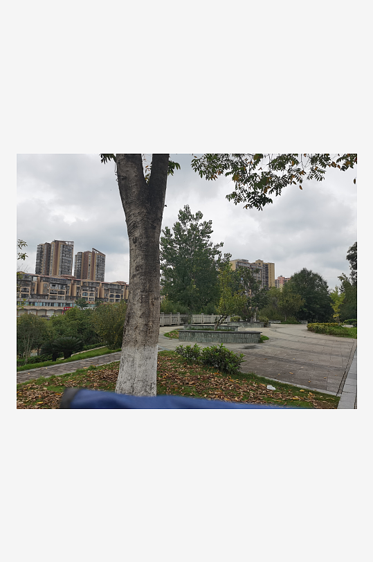 灰色天空下的户外休闲场所-众图网