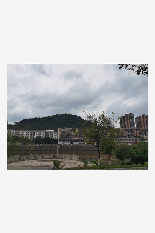 灰色天空下的户外休闲场所-众图网