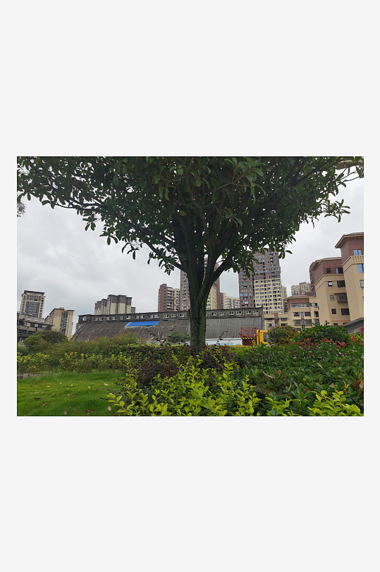 灰色天空下的户外休闲场所-众图网