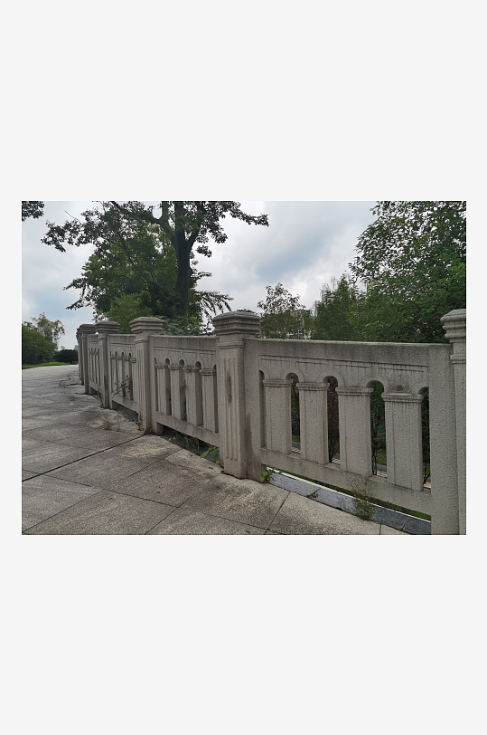 灰色天空下的户外休闲场所-众图网