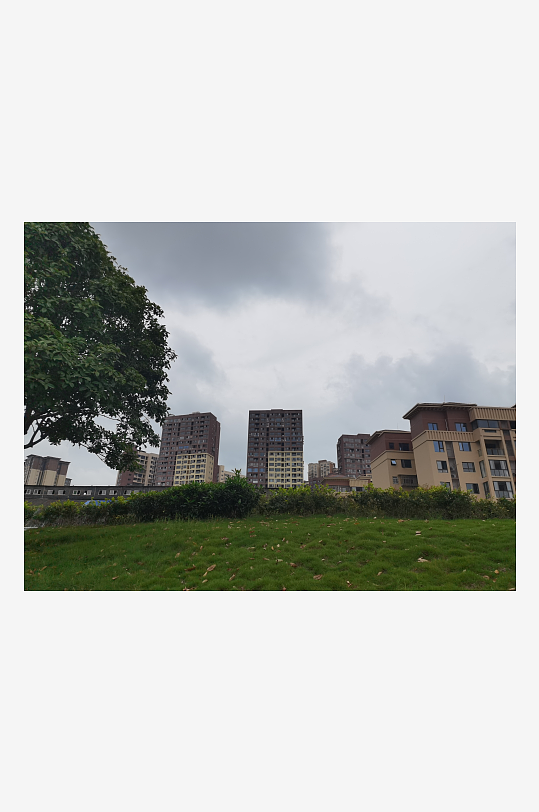 灰色天空下的户外休闲场所-众图网