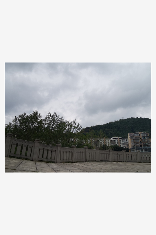 灰色天空下的户外休闲场所-众图网