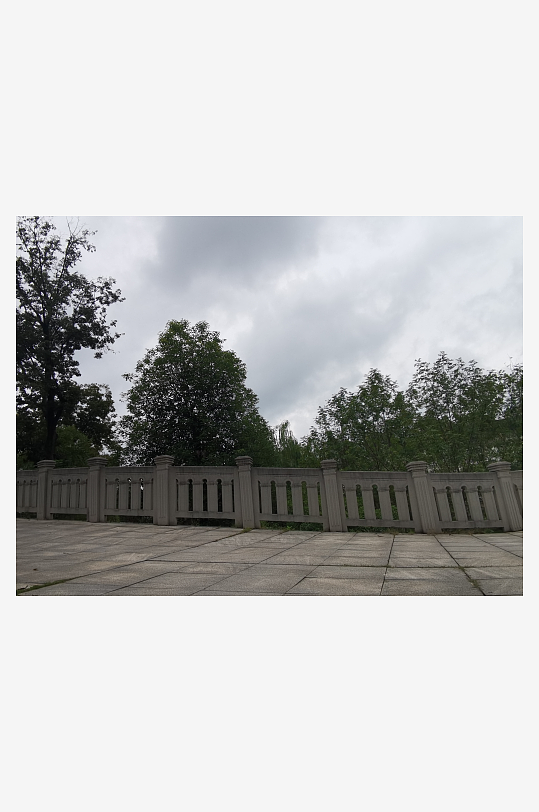 灰色天空下的户外休闲场所-众图网