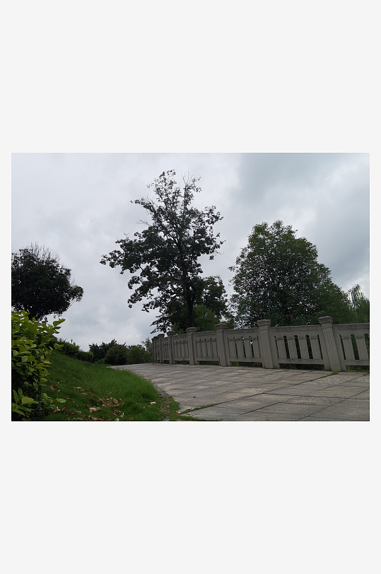 灰色天空下的户外休闲场所-众图网