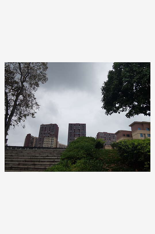 灰色天空下的户外休闲场所-众图网