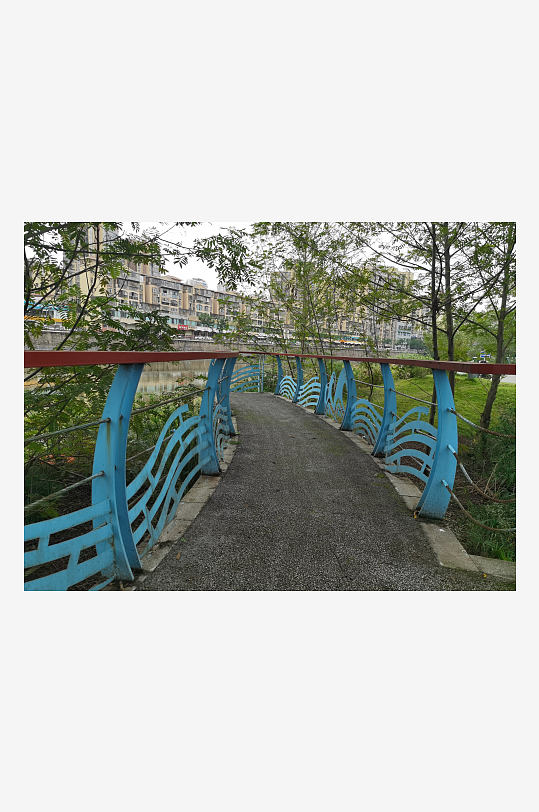河畔公园蓝色护栏特写-众图网