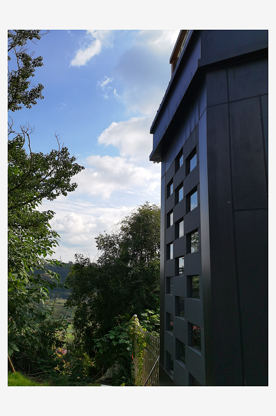 林中休闲建筑一角-众图网