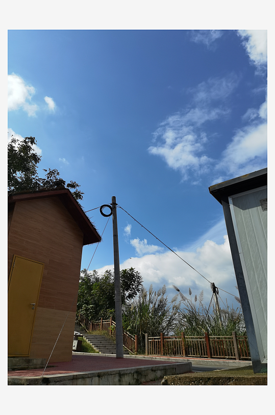 晴空下的户外简易建筑-众图网