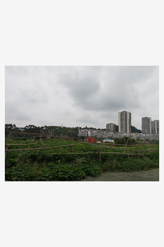 灰色天空下的城郊风光-众图网