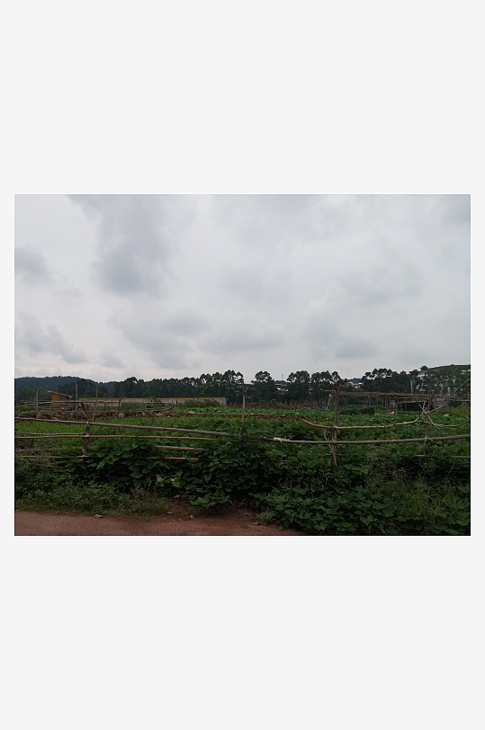 灰色天空下的城郊风光-众图网