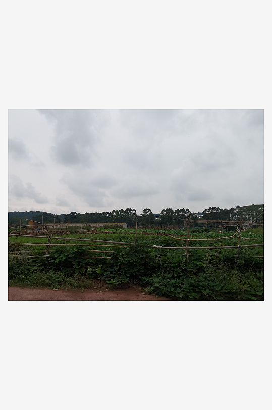 灰色天空下的城郊风光-众图网