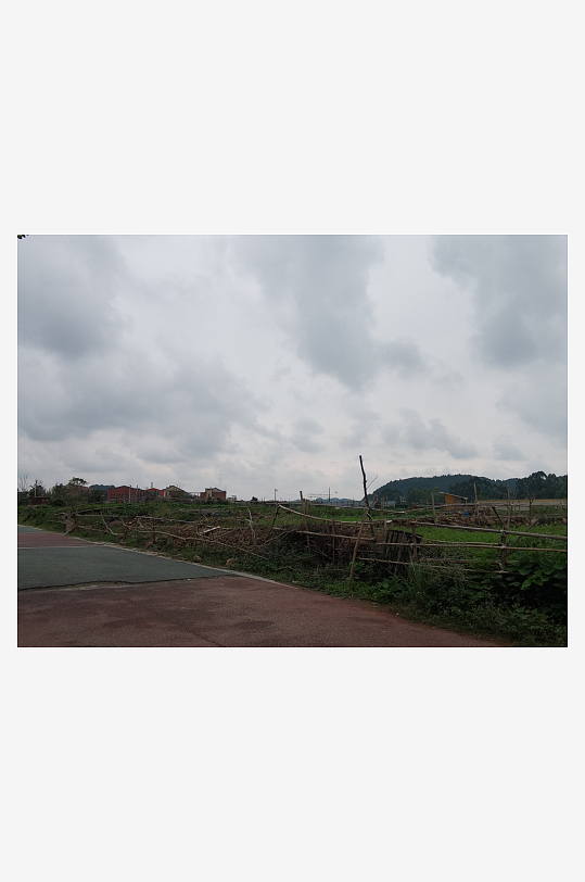 灰色天空下的城郊风光-众图网