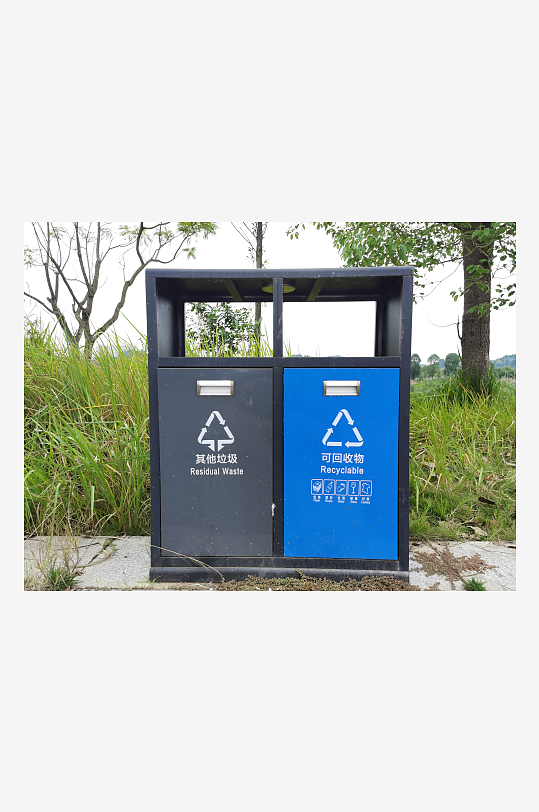 户外安放的垃圾桶设施-众图网