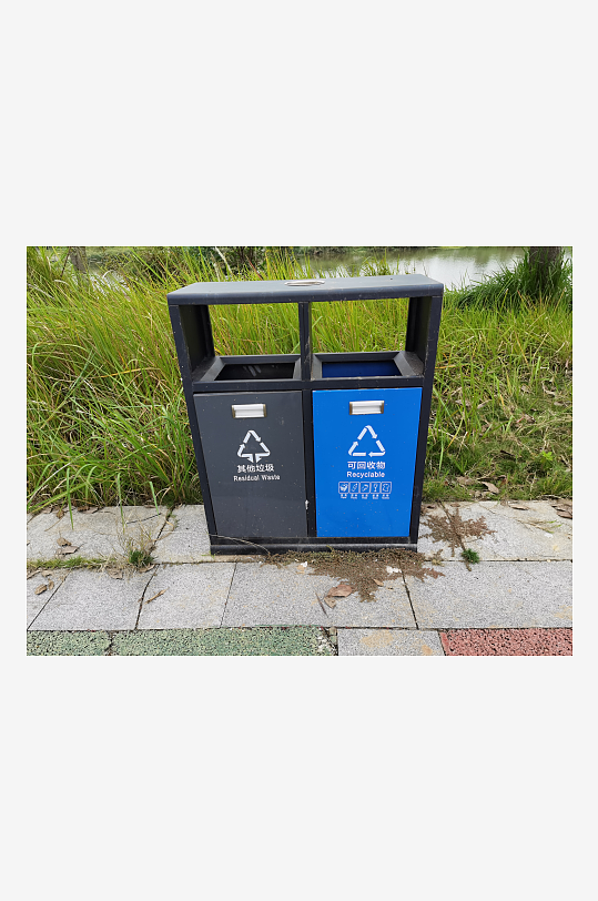 户外安放的垃圾桶设施-众图网