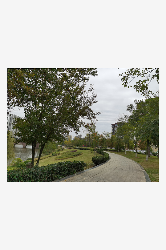 绿意盎然的休闲公园环境-众图网