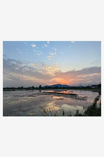 水光镜面遇雨后晚霞