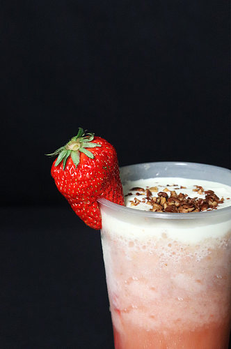 高清草莓坚果奶盖饮料果茶插图夏季摄影照片