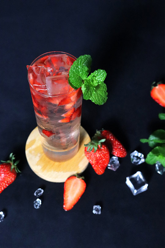 草莓薄荷饮料果茶插图夏季摄影照片