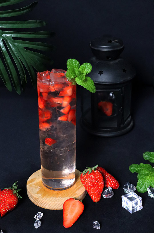 草莓汽水鸡尾酒饮料果茶插图夏季摄影照片