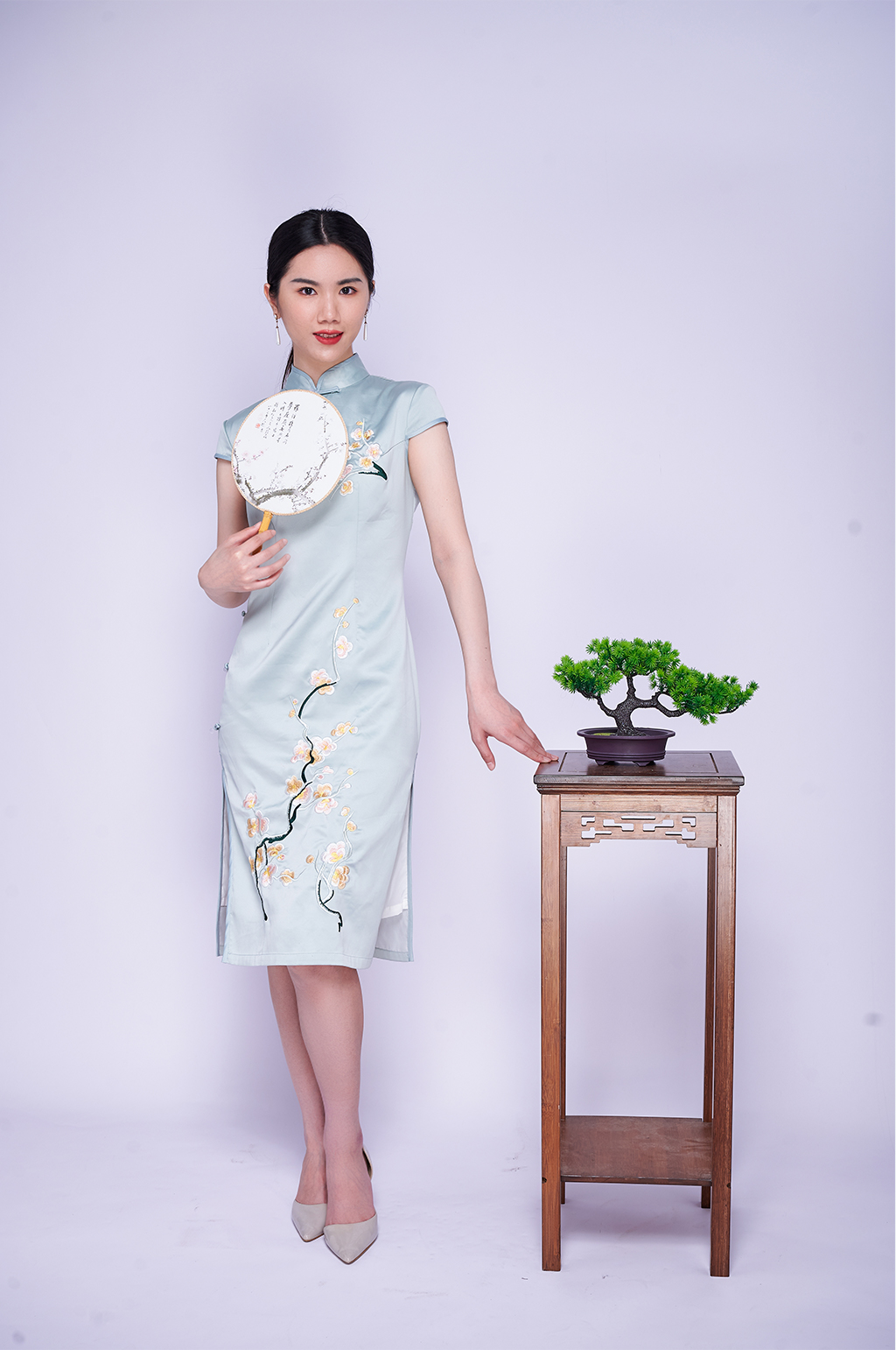端正淡雅旗袍美女商业摄影图片照片素材