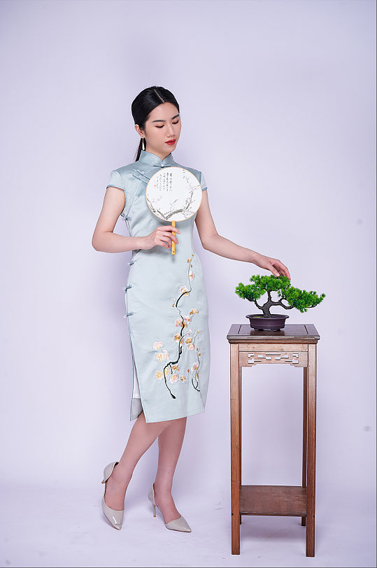 国潮造型旗袍美女商业摄影图片照片