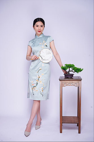 国潮优雅旗袍美女团扇商业摄影图片照片