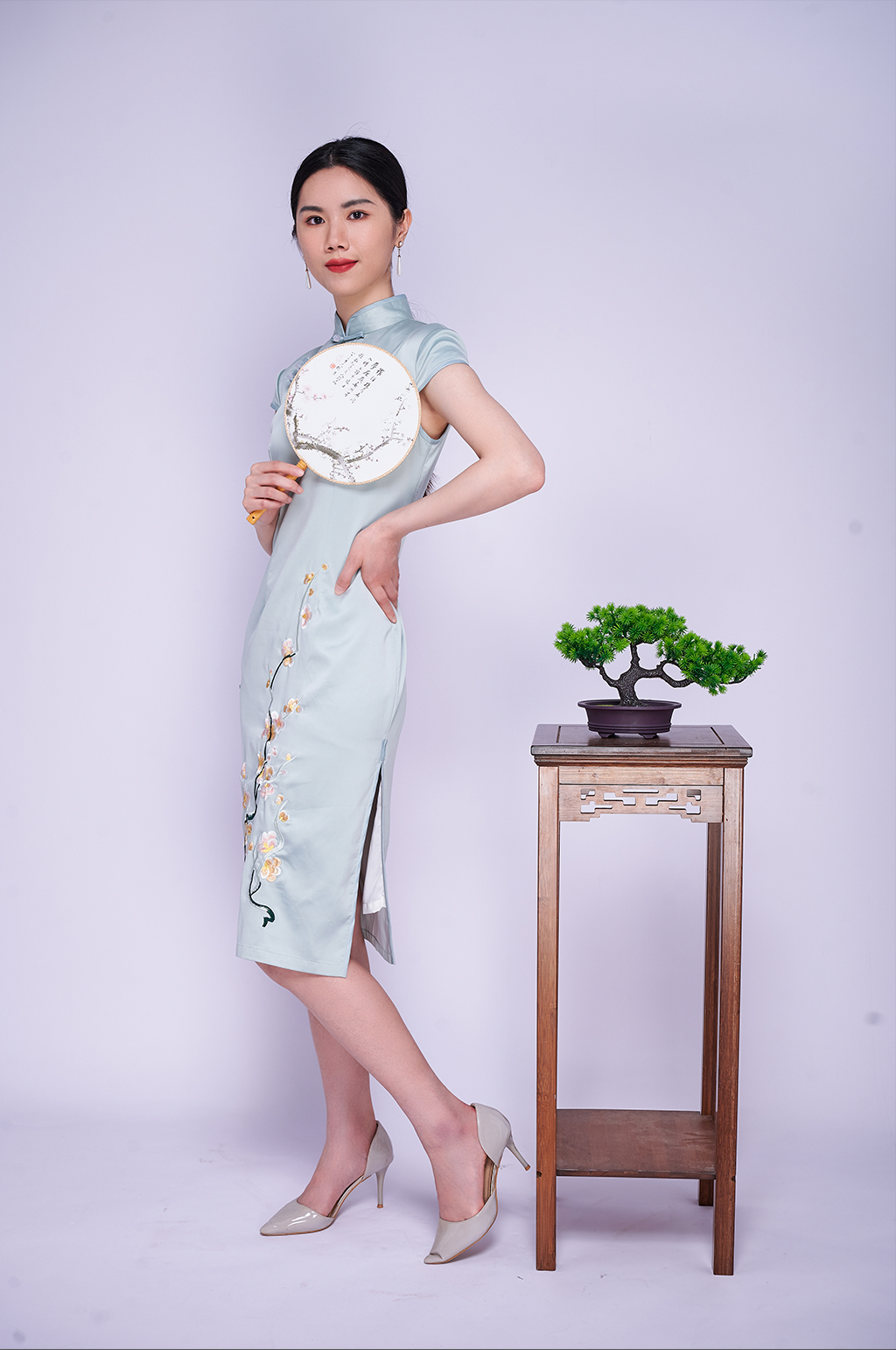 国潮气质旗袍美女国潮人像商业摄影图片素材