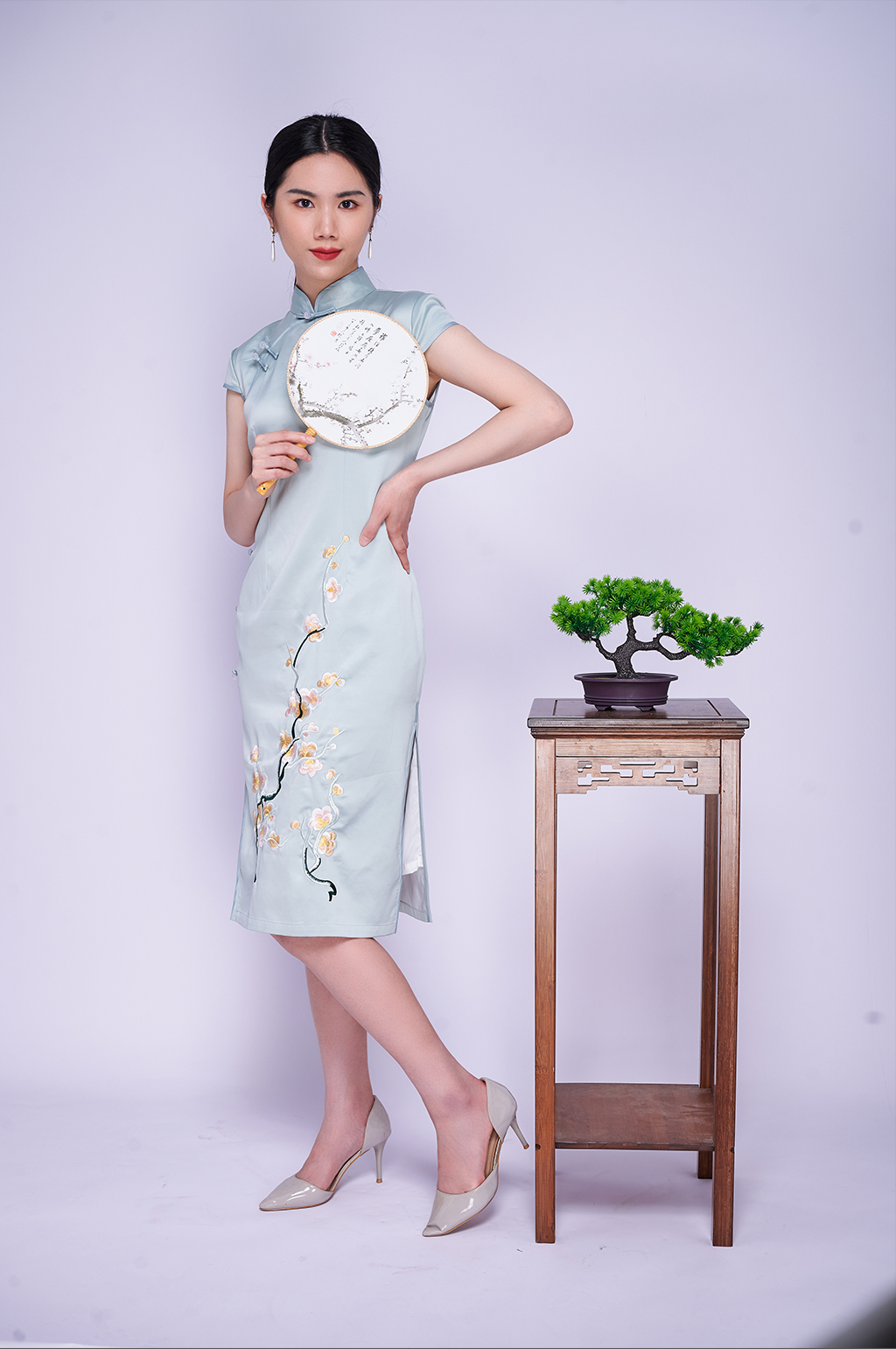 国潮旗袍女青年中式微景观商业摄影图片照片素材